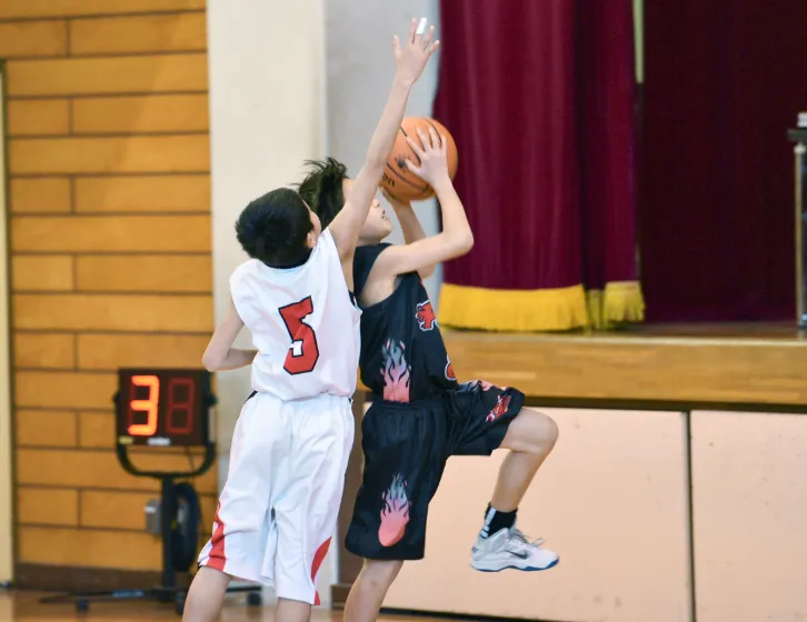 バスケットボールをする子
